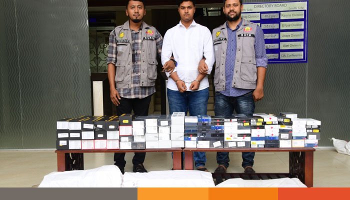 ৩৪৭টি চোরাচালানকৃত মোবাইল ফোনসহ চোরাকারবারি চক্রের এক সদস্য গ্রেফতার