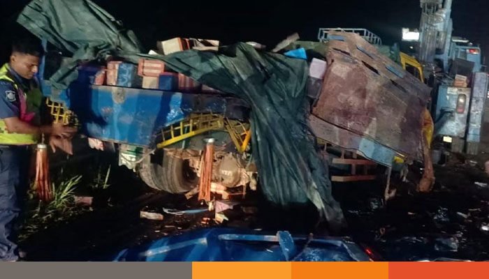 ঢাকা-মাওয়া এক্সপ্রেসওয়েতে বাস-ট্রাক সংঘর্ষে নিহত ৪, আহত ১৫