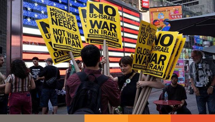 ইরানে ইসরায়েলের হামলার প্রতিবাদে নিউইয়র্কে বিক্ষোভ ইরানে ইসরায়েলের হামলার প্রতিবাদে নিউইয়র্কে বিক্ষোভ