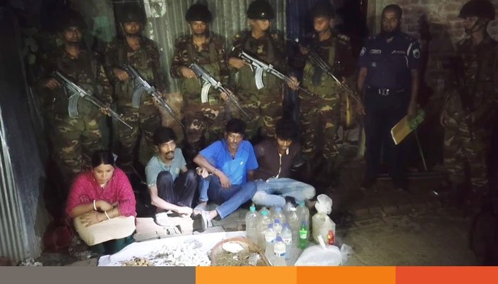 জয়পুরহাটে সেনাবাহিনীর মাদকবিরোধী অভিযানে গ্রেপ্তার ৫ জয়পুরহাটে সেনাবাহিনীর মাদকবিরোধী অভিযানে গ্রেপ্তার ৫
