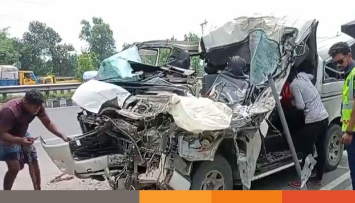 টাঙ্গাইলে ট্রাকের পেছনে মাইক্রোবাসের ধাক্কা, নিহত ৩