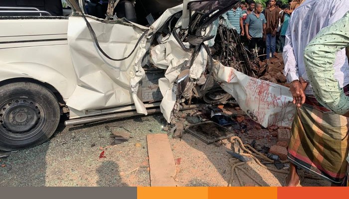 কু‌ষ্টিয়ায় অ‌্যাম্বু‌লেন্স-ট্রলির সংঘ‌র্ষে নিহত ১, আহত ৩