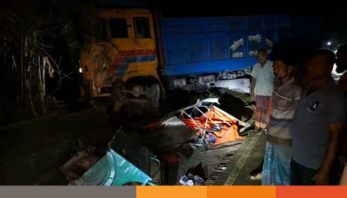 জয়পুরহাটে ত্রিমুখী সংঘর্ষে প্রাণ গেল অটোরিকশাচালকের, আহত ৫