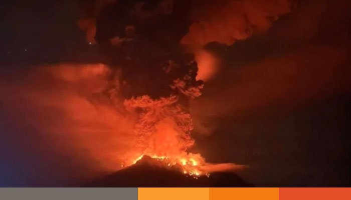 ইন্দোনেশিয়ায় আগ্নেয়গিরির অগ্ন্যুৎপাত, সর্বোচ্চ সতর্কতা জারি