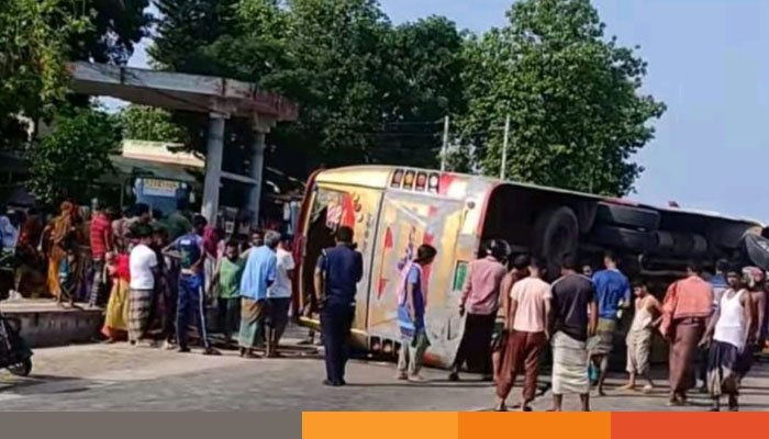 ময়মনসিংহে বাস নিয়ন্ত্রণ হারিয়ে হেলপার নিহত, আহত ১৯