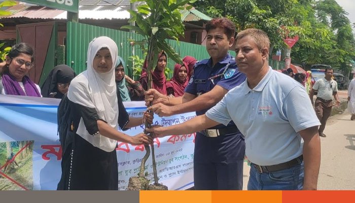 কুড়িগ্রামে বিশ্ব পরিবেশ দিবসে গাছের চারা পেল কিশোরীরা