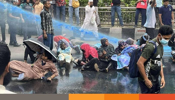 প্রেসক্লাবে আন্দোলনকারীদের ওপর জলকামান-সাউন্ড গ্রেনেড নিক্ষেপ