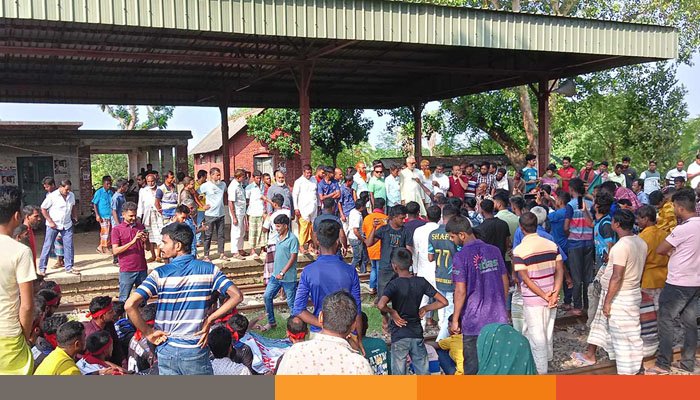 যাত্রাবিরতির দাবিতে রাজশাহীতে রেলপথ অবরোধ