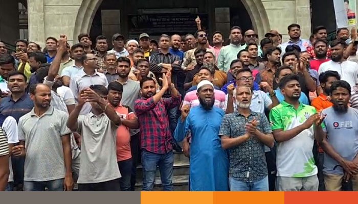 ইশরাক-ইশরাক স্লোগানে উত্তাল নগর ভবন, সেবা বন্ধ ইশরাক-ইশরাক স্লোগানে উত্তাল নগর ভবন, সেবা বন্ধ
