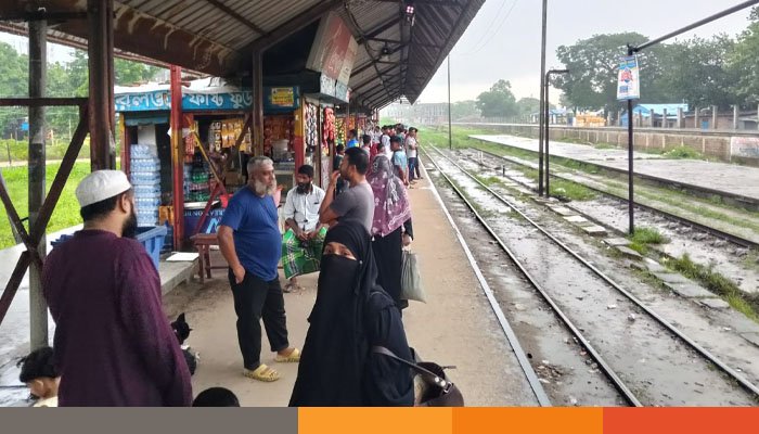 ইঞ্জিন সংকটে ঢাকা-নারায়ণগঞ্জ রেল যোগাযোগ বন্ধ