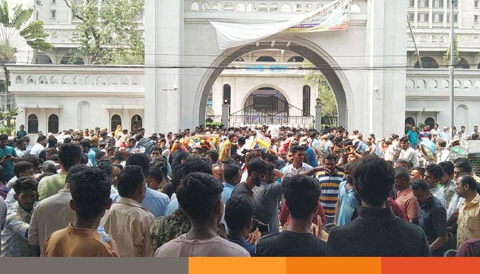 ইশরাক সমর্থকদের আন্দোলনে আজও উত্তাল নগর ভবন ইশরাক সমর্থকদের আন্দোলনে আজও উত্তাল নগর ভবন