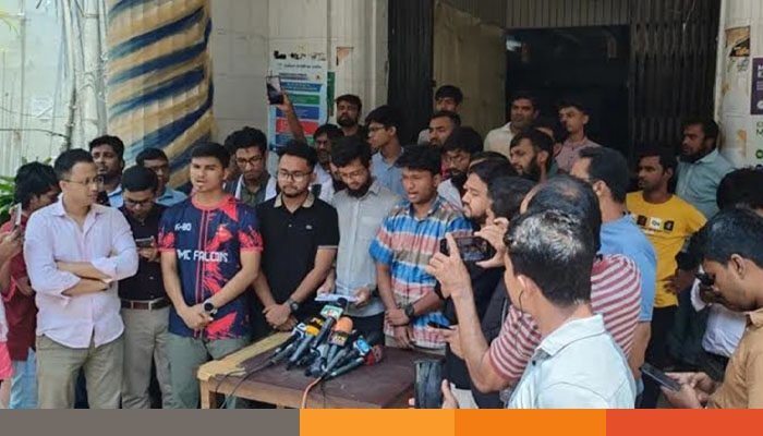 ২৪ ঘণ্টার মধ্যে স্বাস্থ্য উপদেষ্টাকে হল পরিদর্শনে আসার আল্টিমেটাম