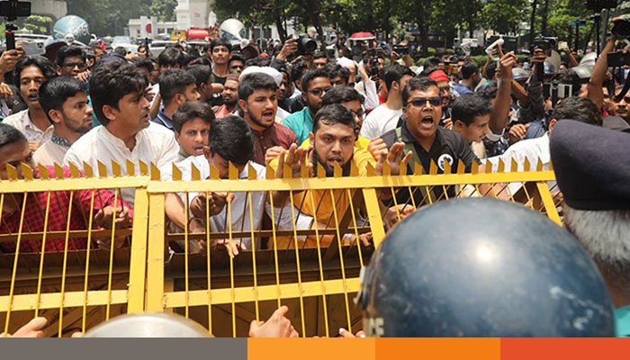 জুলাই ঐক্যের মিছিলে পুলিশের বাধা জুলাই ঐক্যের মিছিলে পুলিশের বাধা
