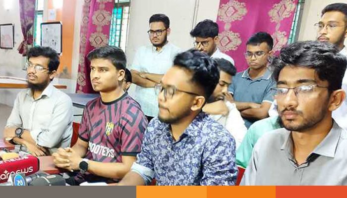 সুনির্দিষ্ট আশ্বাস ছাড়া ক্লাসে না ফেরার সিদ্ধান্তে অনড় ঢামেক শিক্ষার্থীরা