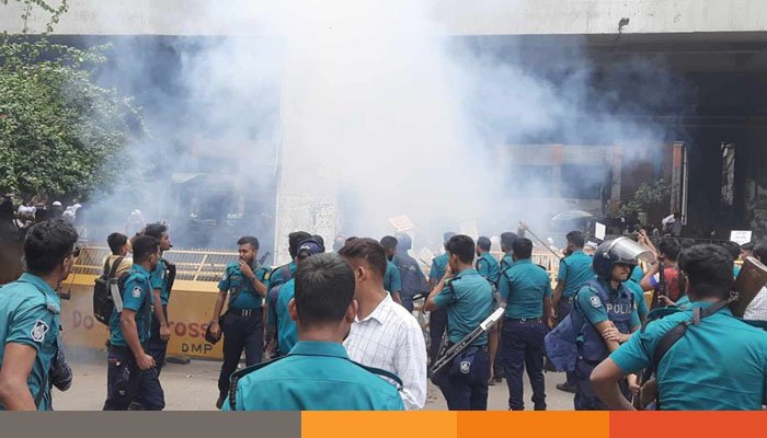 এনটিআরসিএর নিয়োগ প্রত্যাশীদের লংমার্চে সাউন্ড গ্রেনেড নিক্ষেপ