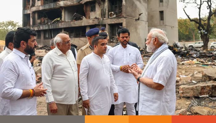 বিমান দুর্ঘটনাস্থল পরিদর্শনে মোদি, আহতদের দেখতে গেলেন হাসপাতালে