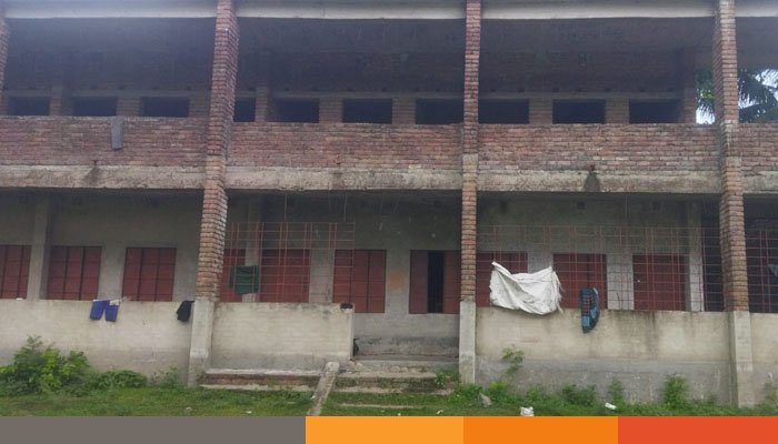 গাংনীতে জোরপূর্বক কলেজ দখল করে নির্মাণ সামগ্রী রাখার অভিযোগ