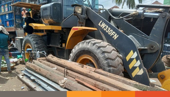 হাজী শরীয়তুল্লাহ বাজারে ১৫টি অবৈধ দোকান উচ্ছেদ