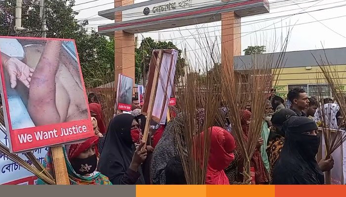 দিনাজপুর বোচাগঞ্জের ওসি হাসান জাহিদ সরকারকে অপসারণের দাবিতে ঝাড়ু মিছিল