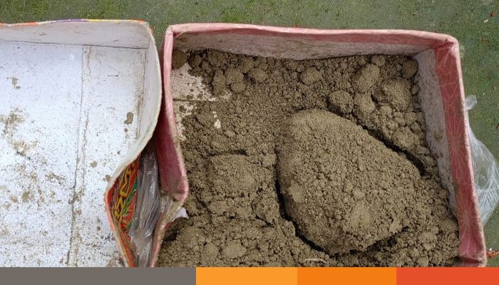 স্ত্রী কন্যাসন্তান জন্ম দেওয়ায় মিষ্টির প্যাকেটে ইটের গুঁড়া দিলেন জামাই