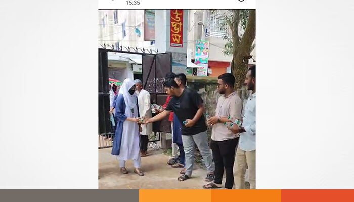 আখাউড়ায় এইচএসসি পরীক্ষার্থীদের মাঝে সুপেয় পানি বিতরণ করল ছাত্রদল