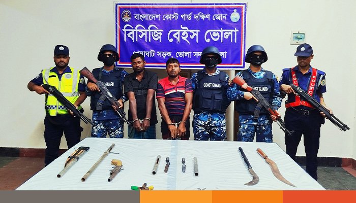 ভোলায় দেশীয় আগ্নেয়াস্ত্র ও অস্ত্রসহ দুর্ধর্ষ ২ ডাকাত আটক