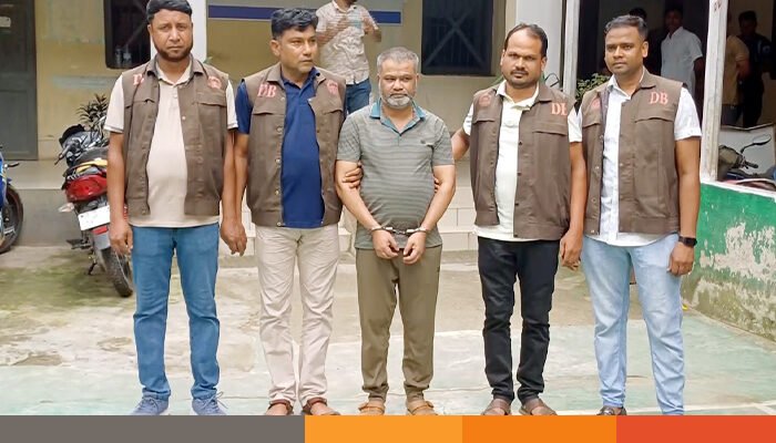 বগুড়ায় আদালত চত্বরে আলোচিত শীর্ষ সন্ত্রাসী মতিনের ওপর হামলা ও পঁচা ডিম নিক্ষেপ বগুড়ায় আদালত চত্বরে আলোচিত শীর্ষ সন্ত্রাসী মতিনের ওপর হামলা ও পঁচা ডিম নিক্ষেপ