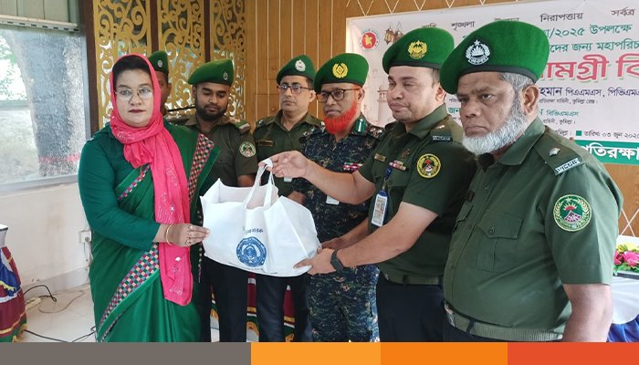 কুমিল্লায় আনসার ও ভিডিপি সদস্যদের মাঝে ঈদ উপহার প্রদান