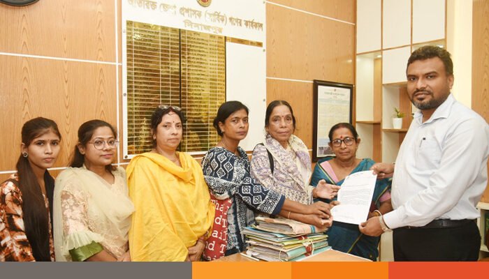 দিনাজপুর শহরকে পরিস্কার পরিচ্ছন্নতার দাবিতে মহিলা পরিষদের স্মারকলিপি প্রদান