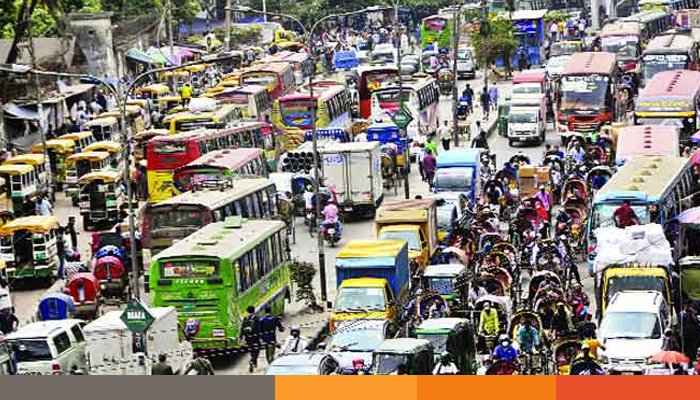 ঈদযাত্রায় মহাসড়কে চাপ: বরিশালের পথে দুর্যোগ, স্বস্তির হাওয়া উত্তরে