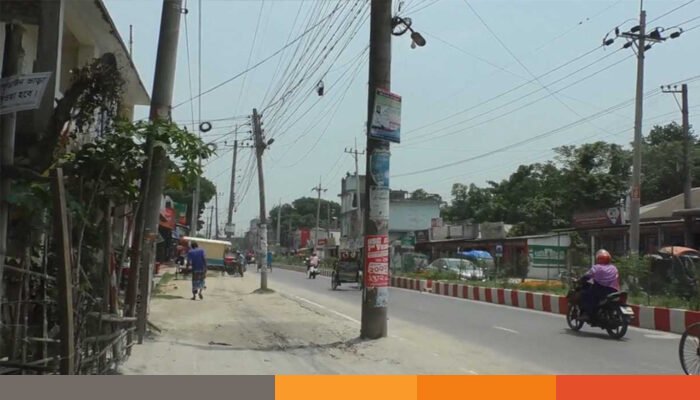 গাইবান্ধায় ৮ বছর ধরে সড়কের মাঝে বিদ্যুতের খুঁটিতে ভোগান্তি