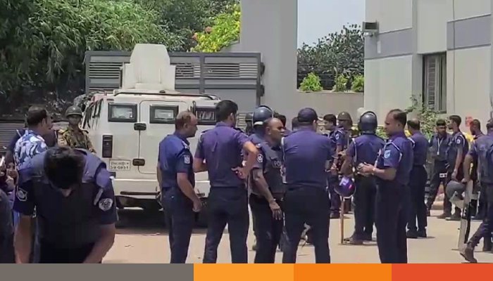 গাজীপুরের শ্রীপুরে শ্রমিকদের সঙ্গে পুলিশের সংঘর্ষ