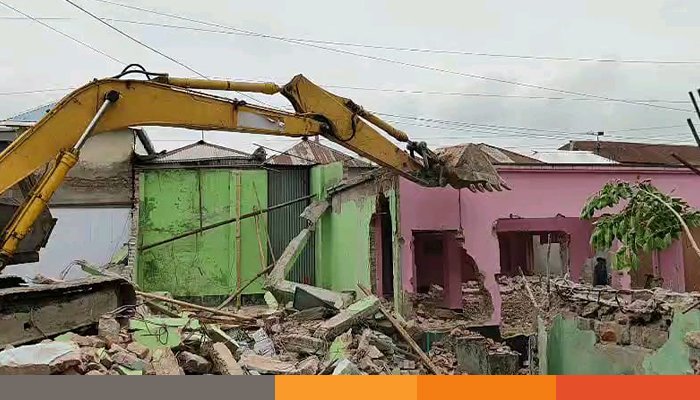 গোপালগঞ্জে ১৯৩ টি অবৈধ স্থাপনা উচ্ছেদ করেছে জেলা প্রশাসন