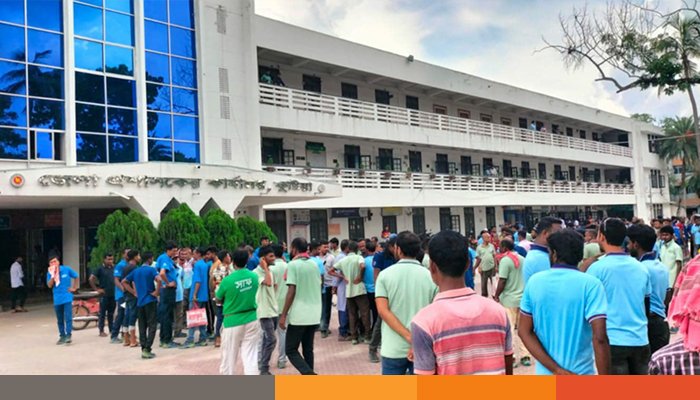 ১২ দফা দাবি আদায়ে কারখানা বন্ধ‌ রে‌খে বিক্ষোভ কর‌ছে বিএটিবির শ্রমিকেরা