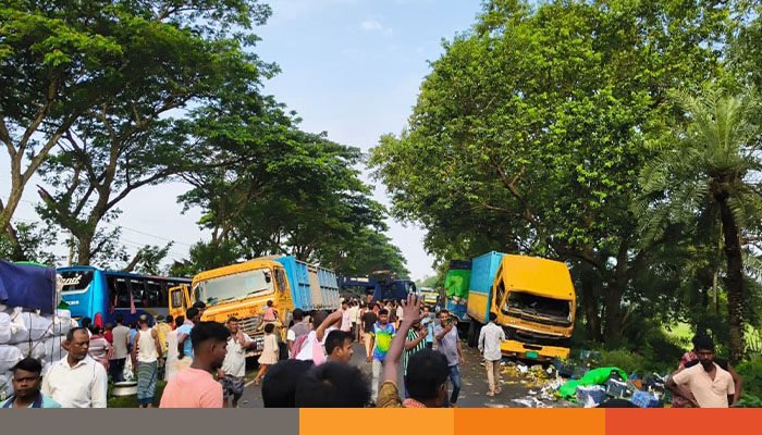 নাটোরে ৪ ট্রাকের সংঘর্ষে ৪ ঘন্টা যানজট বনপাড়া-হাটিকুমরুল মহাসড়কে