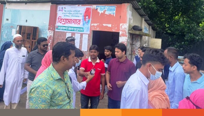 এইচএসসি পরীক্ষার্থীদের পানি কলম ও স্যালাইন বিতরণ নেত্রকোনা ছাত্রদলের