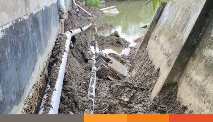 নোয়াখালীতে সীমানা প্রাচীর ঘেঁষে পুকুর খনন, হুমকিতে পাকা বাড়ি