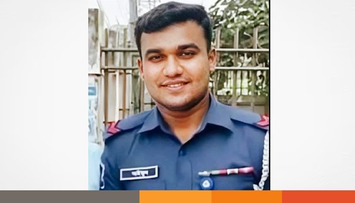 মেঘনায় ট্রলার ডুবি: পুলিশ সদস্যের মরদেহ উদ্ধার, শিশু নিখোঁজ