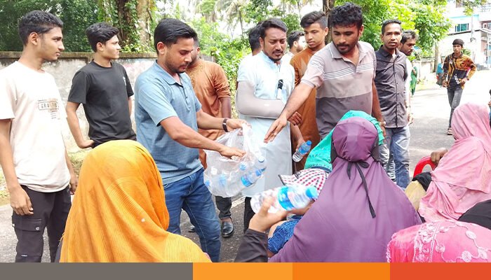 পিরোজপুর জেলা ছাত্রদলের উদ্যোগে এইচএসসি পরীক্ষার্থীদের মাঝে  শিক্ষা উপকরণ ও পানি বিতরণ