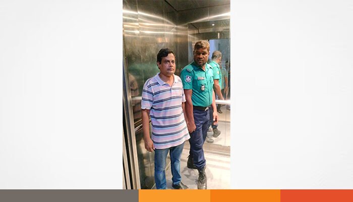 বিশ্ববিদ্যালয়ের অধ্যাপককে কারাগারে প্রেরণ করায় মর্মাহত বিশ্ববিদ্যালয়ের শিক্ষার্থীরা