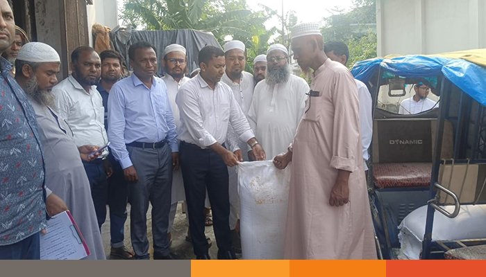 কুরবানীর চামড়া সংরক্ষণে পীরগঞ্জে কাওমী মাদ্রাসায় বিনামূল্যে লবন বিতরণ