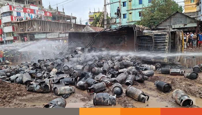 খানাখন্দ মহাসড়কে উল্টে গেল ট্রাক, শতাধিক গ্যাস সিলিন্ডার একের পর এক বিস্ফোরণ
