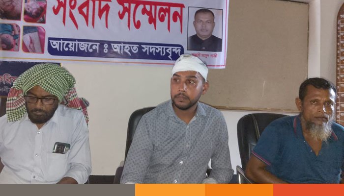 টুঙ্গিপাড়ায় বিএনপি নেতাকর্মীদের উপর আ. লীগ নেতা কর্মীদের হামলার প্রতিবাদে সংবাদ সম্মেলন