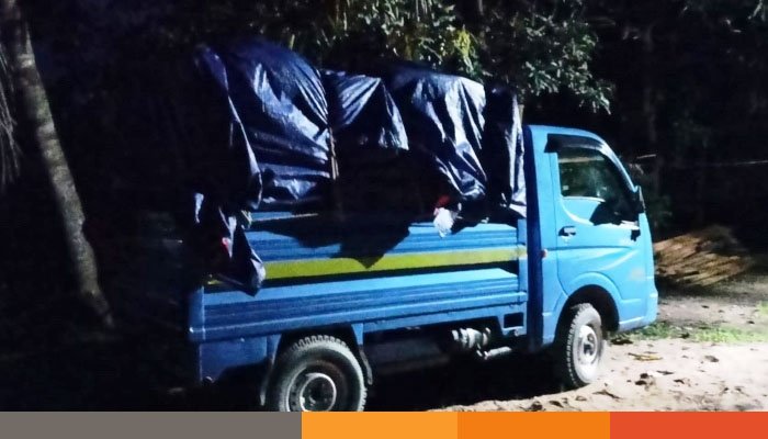 নেত্রকোনায় ভারতীয় পণ্যসহ পিকআপ জব্দ, আটক ১