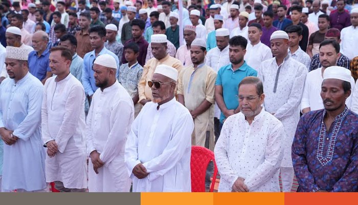নোয়াখালীতে নারী-শিশুদের অংশগ্রহণে বর্ণিল ঈদ জামাত