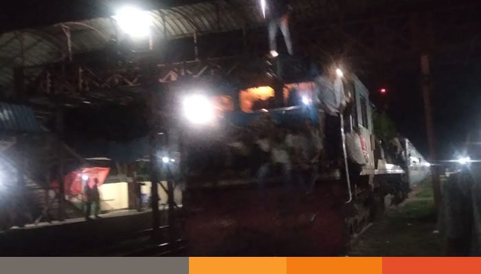 যান্ত্রিক ত্রুটির কারণে মোবাইল ফোনের টর্চের আলোয় চললো ট্রেন