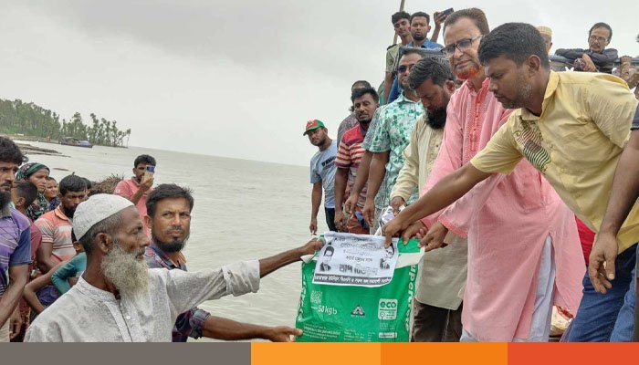 রাঙ্গাবালীর দুর্গত মানুষের পাশে বিএনপি, ২০০ পরিবার পেল ত্রাণসামগ্রী রাঙ্গাবালীর দুর্গত মানুষের পাশে বিএনপি, ২০০ পরিবার পেল ত্রাণসামগ্রী