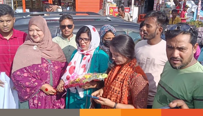 স্বেচ্ছাসেবক দল নেত্রী সাগরকে নোয়াখালীতে ফুলেল শুভেচ্ছায় বরণ