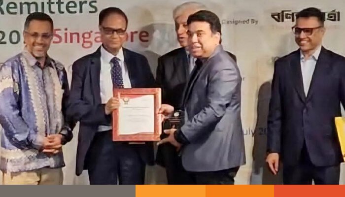 সিঙ্গাপুরে বাংলাদেশ রেমিটার্স সম্মাননা পেলেন সাহিদুজ্জামান টরিক