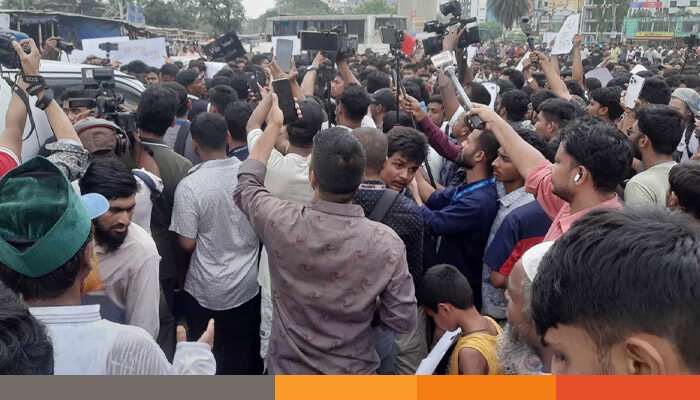 রাস্তায় মাইলস্টোন শিক্ষার্থীরা, ৬ দাবিতে বিক্ষোভ রাস্তায় মাইলস্টোন শিক্ষার্থীরা, ৬ দাবিতে বিক্ষোভ